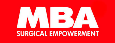 Logo de MBA de color blanco con el fondo en rojo